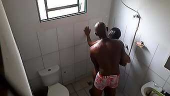 Vídeo Voyeurístico De Negro Bem Dotado Comendo A Buceta Latina