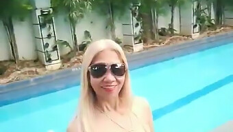 Europäische Blonde Milf Zeigt Ihre Kurven Im Urlaub