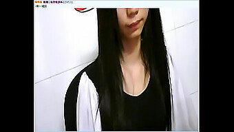 Tânăra Camgirl Asiatică Se Bucură Pe Webcam La Myxcamgirl.Com