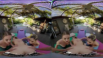 Laissez-Vous Exciter Par Les Mouvements De Yoga D'Une Blonde En Réalité Virtuelle