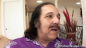 Ron Jeremy和他的惊人的年轻继女lynn Love的激情邂逅