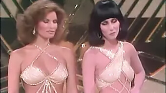 Cher Und Raquel Welch Bei Einer Sinnlichen Vintage-Milf-Begegnung