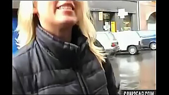 Une Polonaise Blonde Partage Du Contenu Explicite Devant Une Caméra En Direct