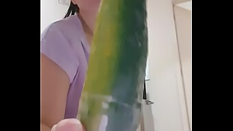 用黄瓜和拉丁美女进行可食用的玩耍时间