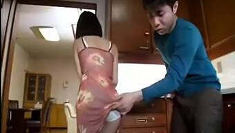 Seorang Ibu Asia Memberikan Seks Oral Pada Teman Putra Tirinya Dalam Video Yang Brutal.