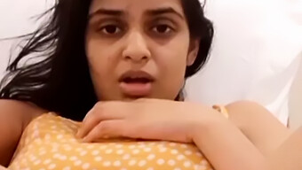 Sri Lankan Girl Pleases Herself