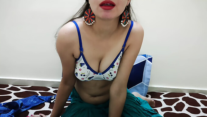 天然のおっぱいを持つインドの妻が、浮気ビデオで元カレに指で責められる