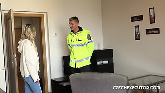 Encontro Explícito De Uma Policial Excitada Com A Beleza Europeia Claudia Macc