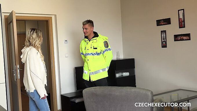 Kåt Eskort Claudia Macc Blir Intim Med En Polis.