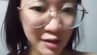 Gadis Asia Remaja Meneroka Keseronokan Solo Di Rumah