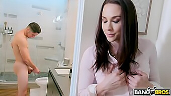 A Milf Madura Chanel Preston Descobre O Tempo De Brincadeira Solo Do Filho