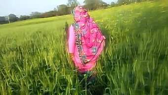 Indian Amateur Couple'S Outdoor Encounter In A Village