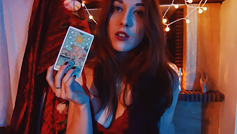 Remaja Berambut Merah Mengeksplorasi Kartu Tarot Dan Menerima Handjob Sensual.