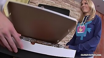 Una Chica De Entrega De Pizza Agrega Acción Anal Extra