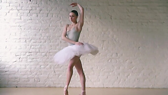 Vũ Công Châu Âu Biểu Diễn Múa Ballet Gợi Cảm