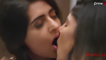 Dixit Sensual Dalam Adegan Lesbian Dengan Payudara Besar