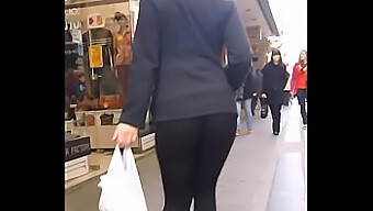 Fitness-Enthusiast In Formschönen Leggings Zeigt Seinen Körperbau