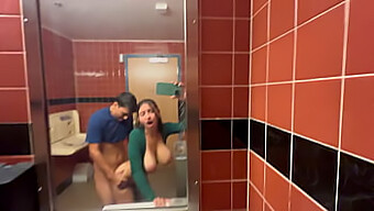 La Plantureuse Hailey Rose Reçoit Une Éjaculation Interne Désordonnée Dans Les Toilettes Publiques