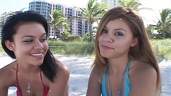 Zwei Miami Beach Babes Lutschen Und Schlucken Sperma Von Einem Großen Schwanz