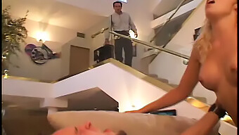 Deep Throat: Medarbejder Bliver Straffet For At Have Sex På Kontoret Ved At Give Et Blowjob