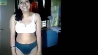 Indian College Girl Flaunts Her Body