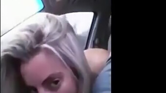 Amatur Blonde Memberikan Kesenangan Oral Di Dalam Kereta