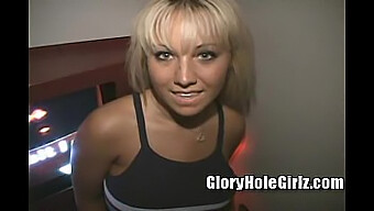 Jasmine, 19 Ans, Blonde Aux Superbes Cheveux Bronzés, Visite Un Gloryhole Pour Une Rencontre Chaude