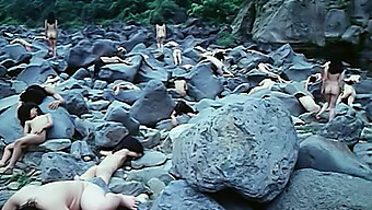 Japon Ve Koreli Öğrenciler Nudist Videoda Hepsini Çıplak Bırakıyorlar