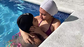 Dos Lesbianas Se Involucran En Juegos Previos Junto A La Piscina, Lo Que Lleva A Una Intimidad En El Baño