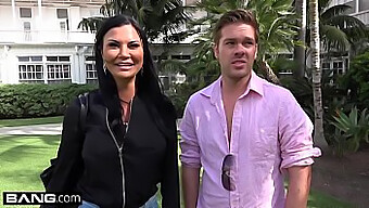 Jasmine Jae, Soparna Milf S Preluknjanim Klitorisom In Velikimi Joški, Uživa V Javnem Seksu Na Plaži