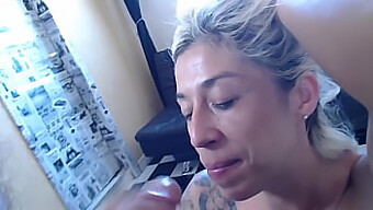 Garota Tatuada Faz Um Boquete Facial