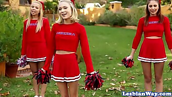 Lesbische Cheerleaders Nemen Deel Aan Een Hete Groepssessie Na De Training