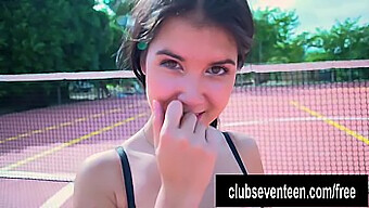 Joven Mujer Se Involucra En Sexo Oral Al Aire Libre Y Relaciones Sexuales Con Su Instructor De Fitness