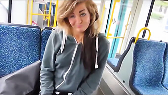 Una Chica Traviesa Dándose Placer En Un Tren