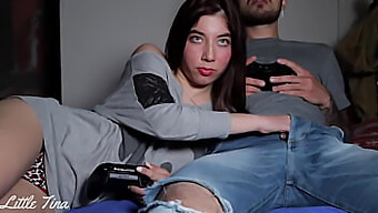 Chica Amateur Hace Una Mamada Para Ganar El Juego De La Fifa Y Es Follada Analmente