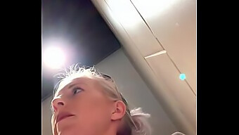 Blondes Girl Fingert Sich Auf Restauranttoilette Zum Orgasmus