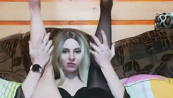 Pov-Video, Jossa 18+ Blondi Saa Orgasmin Klitoriksen Stimulaatiosta