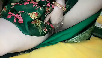 Joven Chica Asiática Revela Su Coño Desnudo En Saree