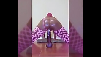 Plimbarea Sălbatică A Lui Brittney Jones Pe Un Dildo Gigant Se Termină Cu Un Finisaj Cremos