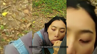 Seks Awam: Gadis Cina Yang Comel Memberikan Blowjob Kepada Lelaki Kulit Putih