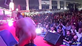 Sexo En Grupo Y Bailando En La Fiesta De Un Swinger