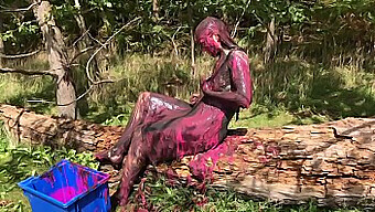 Rendez-Vous Secret En Plein Air Avec Une Femme Couverte De Slime Dans La Rivière