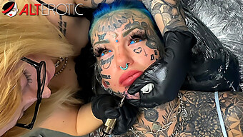 Una Impresionante Mujer Tatuada Recibe Un Nuevo Tatuaje Facial