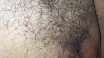 Vidéo Maison D'Une Femme Utilisant Un Gode Pour Le Plaisir