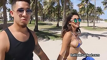 Une Jeune Femme Latine Au Physique Parfait Fait Une Fellation Sur La Plage En Portant Son Bikini.