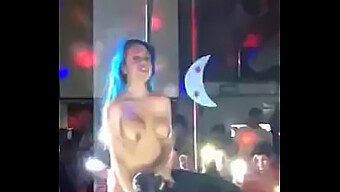 Stripper Lesbiana Es Alimentada Por Su Pareja