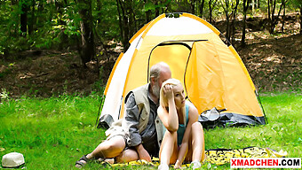 Tenåringsjente Nyter Piknik Og Oralsex Med Bestefar