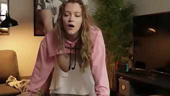 Soeur De Sororité Aux Gros Seins Se Filme Avec Une Grosse Bite