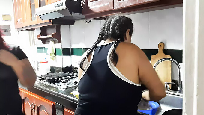 Homem De Meia-Idade Trai Sua Esposa Com A Empregada Doméstica Deles