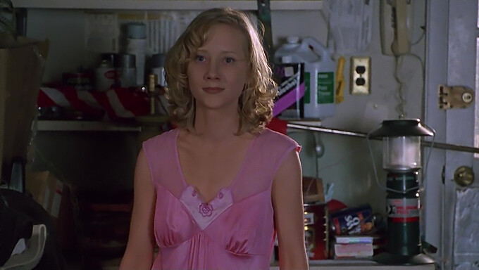 Si Cantik Pirang Anne Heche Memamerkan Aset Alaminya Di Donnie Brasco.